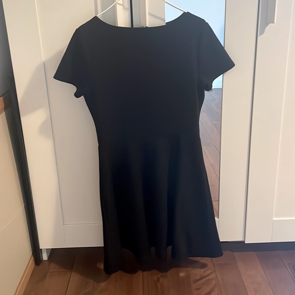 Modest little black dress - Picture 2 of 2